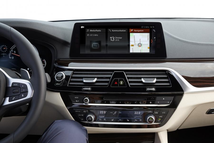 Детали интерьера BMW 540i Sedan M Sport 2017 года  (WW) (фото 64 из 98)